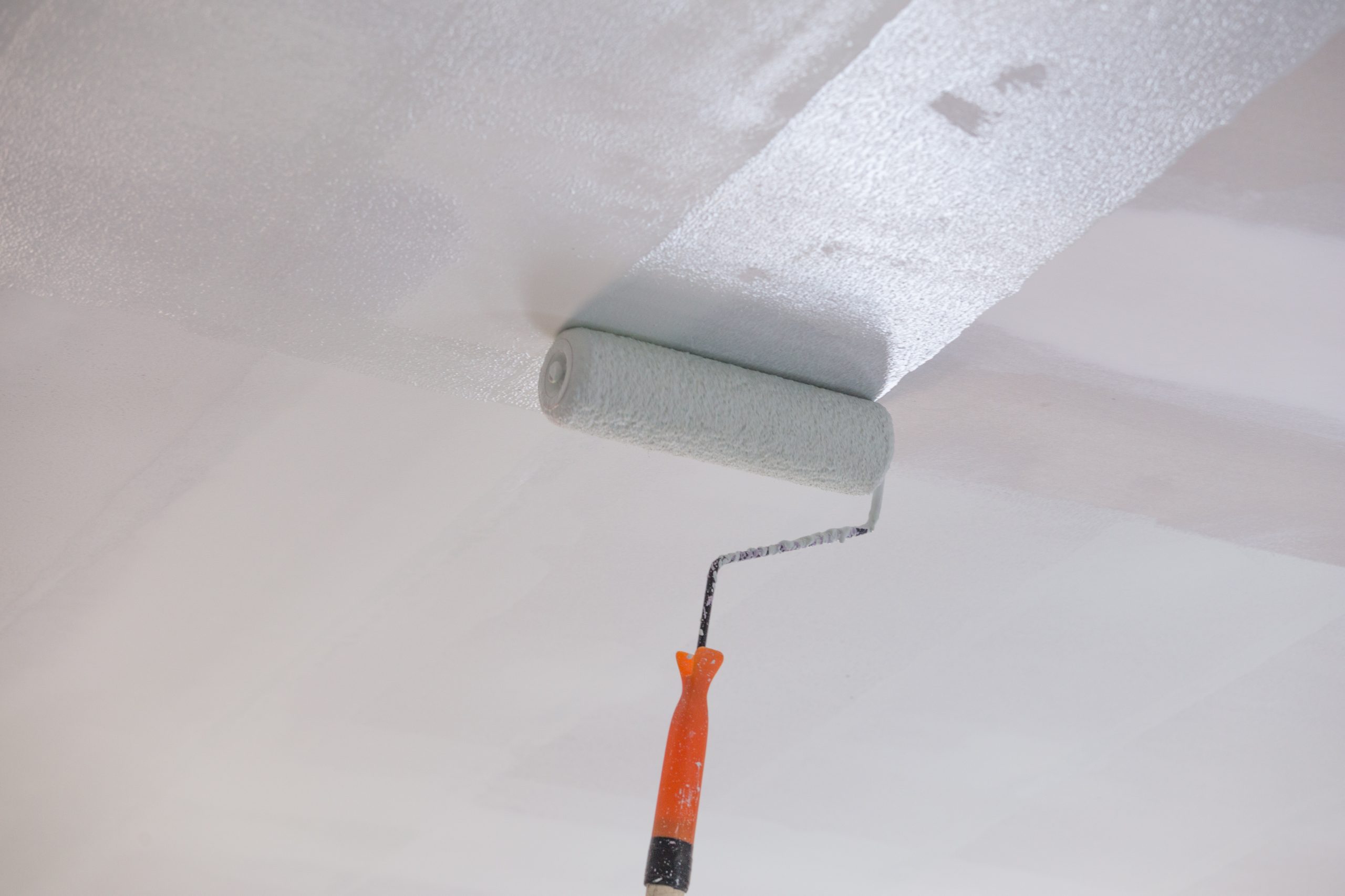 painting a gypsum plaster ceiling with painting roller